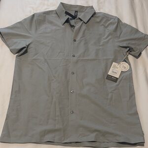 Vuori Short-Sleeve Button-Down Shirt in Light Gray